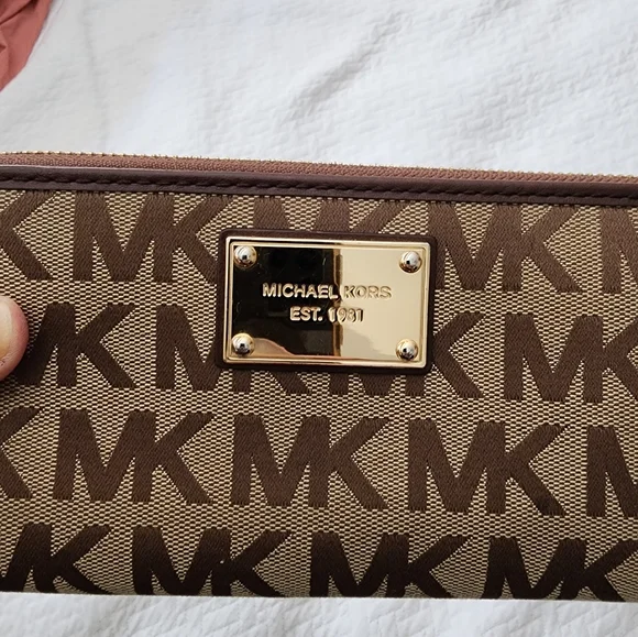 🚫SOLD🚫 MK Michael Kors Continental Signature Fabric Logo Wallet Zip Around - Picture 2 of 11